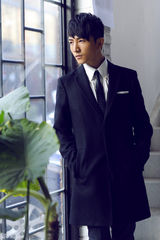 组图：许诺造型多变 白领造型为电影宣传预热