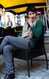 组图：何明翰寒冬英伦写真捎来暖意