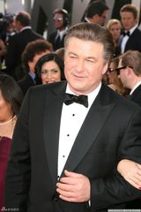 高清图：亚力克-鲍温亮相红毯 西装革履款款有型