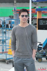 组图：吴彦祖为孕妻按摩 安志杰否认与女友冷战