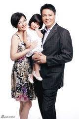 组图：张庭柔美风韵登封面 一家三口幸福满溢