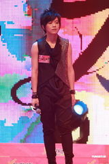 高清组图：张芸京深情献唱 无袖西装个性依旧