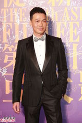 组图：亚太影展红毯生辉 刘嘉玲露半球曾宝仪秀美背