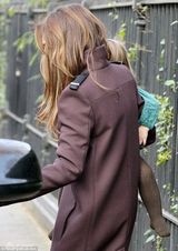 组图：贝嫂枣红大衣抱爱女出街 小七睡眼朦胧