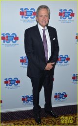 组图：道格拉斯参加抗癌活动 曾因口交致喉癌