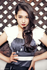 组图：宁丹琳拍优雅写真诠释性感女人味