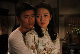 组图：《雾都》热播 张丰毅叶静争抢于明加