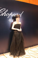 组图：周慧敏妩媚出席活动 肌肤白皙气质优雅高贵