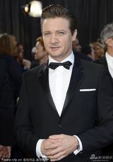 组图：杰瑞米-雷纳任颁奖嘉宾 展电眼魅力