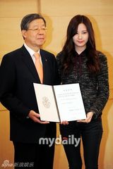 组图：少女时代徐贤为母校捐赠1亿韩元奖学金