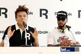 组图：韩星朴振英携SwizzBeatz出席代言品牌记者会