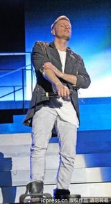 组图：西城男孩英国告别巡演 深情放歌魅力不减