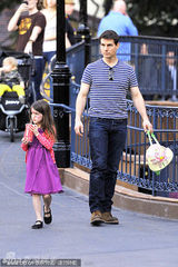 组图：阿汤哥携女儿游玩变拎包保姆