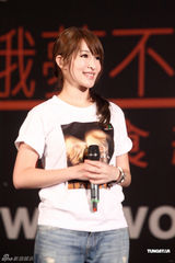 幻灯图：萧亚轩黄立行等献爱心 放声夕阳音乐会