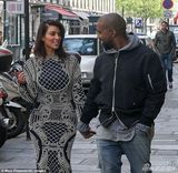 组图：卡戴珊携老公街头秀甜蜜 粽子装难掩肉感