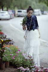 组图：宋佳封面大片曝光 恬淡清新演绎早秋时尚