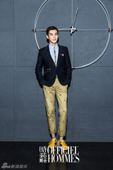 组图：乔振宇早春休闲写真 轻松秀出大长腿