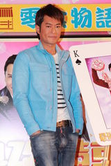 组图：古天乐饰娘娘腔化妆师 为小女孩化新年妆