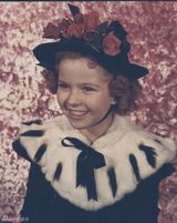 组图：秀兰邓波儿童星期可爱萌照似洋娃娃