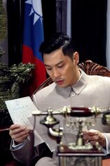 组图：谭耀文《盛宴》文学气质足 演绝对好男人