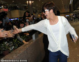 组图：SJ成员金起范搭机抵台 白衣牛仔时尚型男