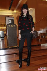 组图：周丽淇猜中郑伊健好事近 琦琦新年陪双亲