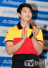 组图：韩团2AM出席签名会 运动风展青春活力