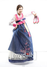 组图：Beast与4minute等韩星穿韩服送中秋祝福