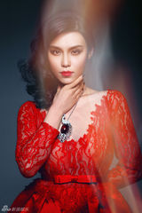 组图：韩丹彤红色魅影写真大片 演绎惊悚女王
