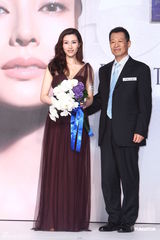 高清组图：李嘉欣性感代言 不评价锋芝婚事