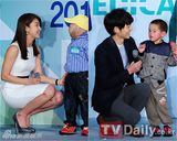 组图：宋仲基河智苑做慈善与残障儿童互动有爱