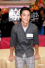 幻灯：《枪王之王》香港宣传 吴彦祖古天乐获赠金枪