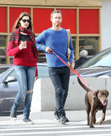 高清组图：安妮-海瑟薇和未婚夫纽约散步热吻