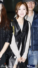 组图：T-ara孝敏与新女团结束欧洲旅行回国