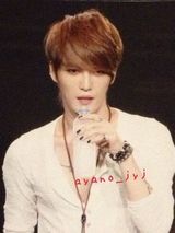 组图：金在中日本演唱会第二场 玩偶塞胸搞怪