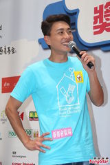 组图：黄宗泽自认是严父 想生一子一女