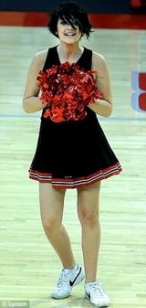 组图：杰克逊女儿变啦啦队员 舞花球高抬腿抢镜