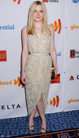 高清组图：达科塔-范宁V领长裙亮相身材窈窕