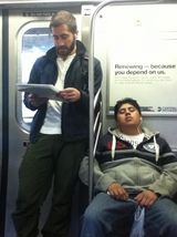 组图：外国男神搭地铁 卷福造型经典美队低调