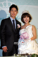 幻灯图：原SES成员Shoo与篮球选手林孝成举行婚礼