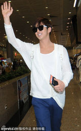 组图：SJ成员金起范搭机抵台 白衣牛仔时尚型男