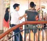 组图：郭晶晶挺大肚上街 霍启刚关怀备至