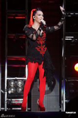 组图：阿妹身著爆乳装开唱 歌迷现场点唱饱耳福