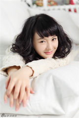 组图：郑亦桐化身邻家女孩 眼神恬淡惹人怜爱