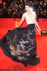 组图：《推拿》中国女星黄璐露背撩裙摆抢镜