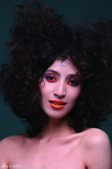 组图：黄小戈新年大片曝光 眼波流转魅惑绽放