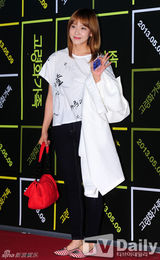 组图：宋茜允儿捧场韩片《高龄化家族》VIP试映