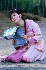 组图：《薛平贵》曝悲情剧照 宣萱陈浩民生死离别