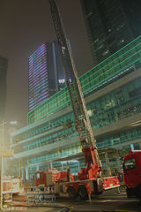 组图：《逃出生天》探班古天乐伤痕累累