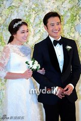 组图：李秉宪李敏贞携手出席婚礼新闻发布会